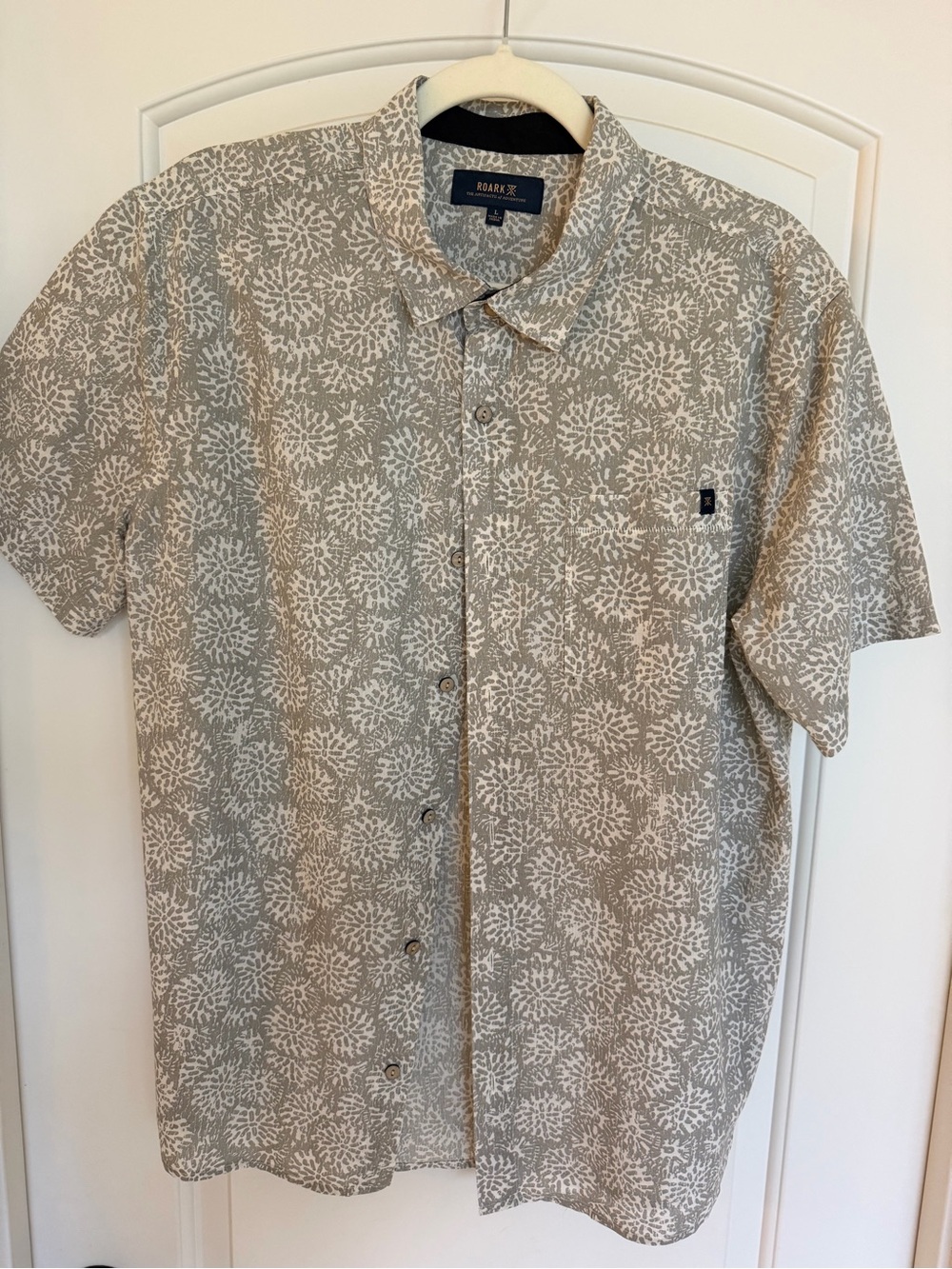Roark Short-Sleeve Button-Down Shirt in Gray and White Floral
